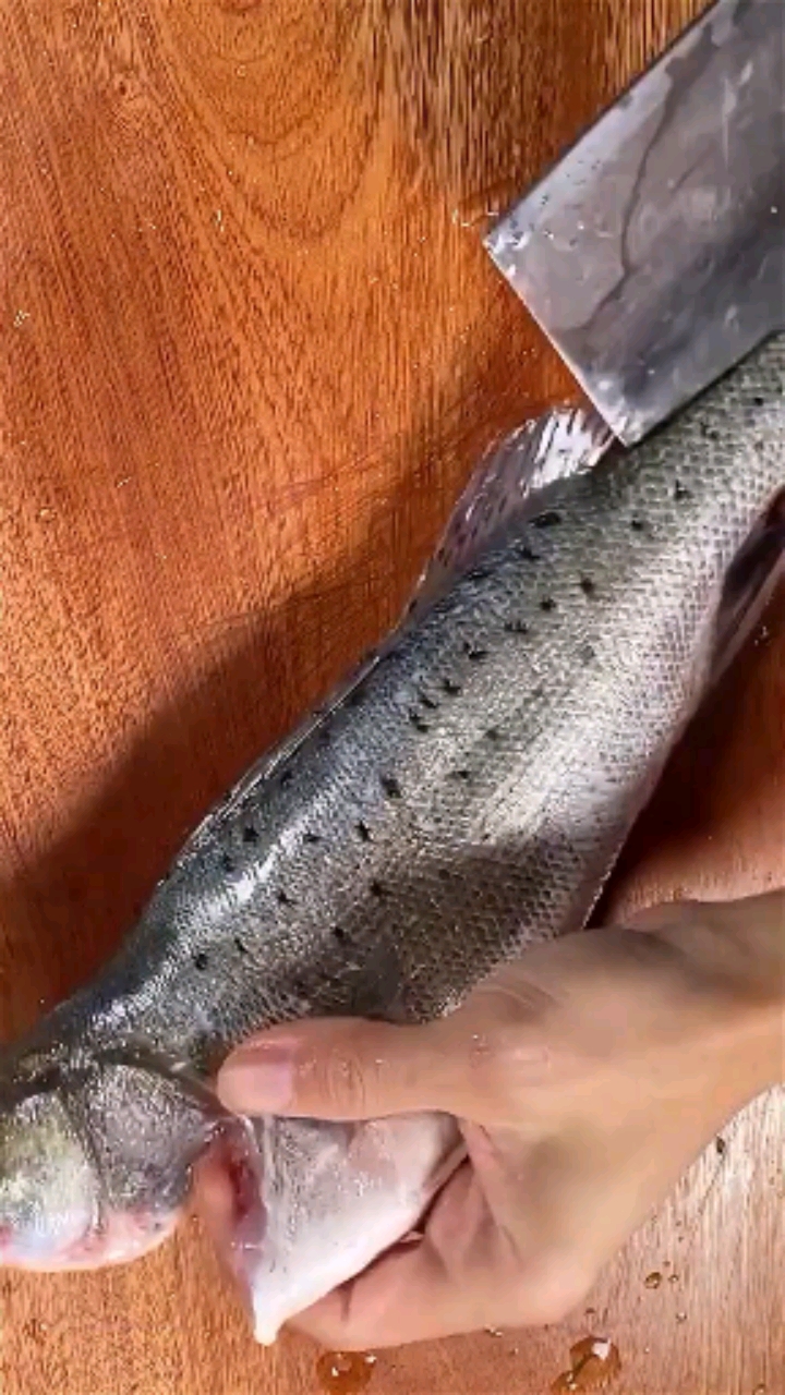 #美食教程#清蒸鲈鱼最正确的改刀方法是这样的