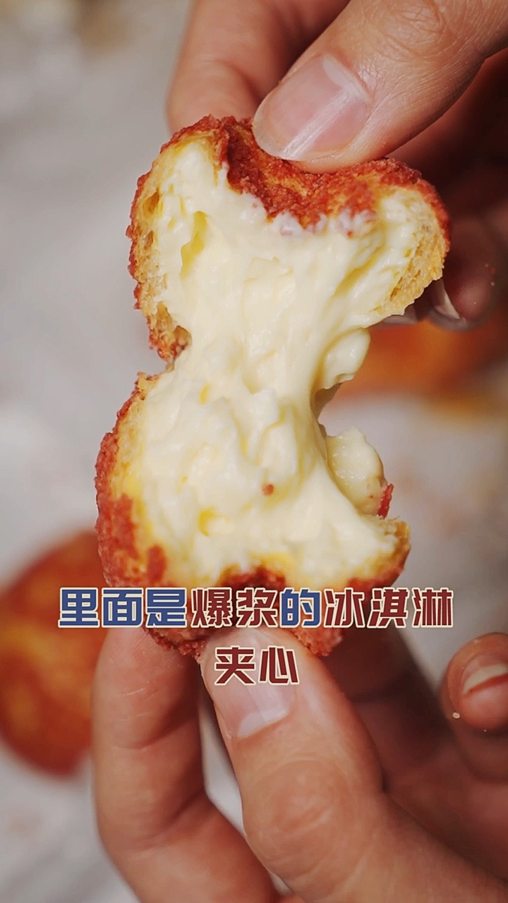 #探店美食#这家甜品最近太火了,每次下班路过都在排队,全是冲着红丝绒泡芙来的,真的好好吃呀