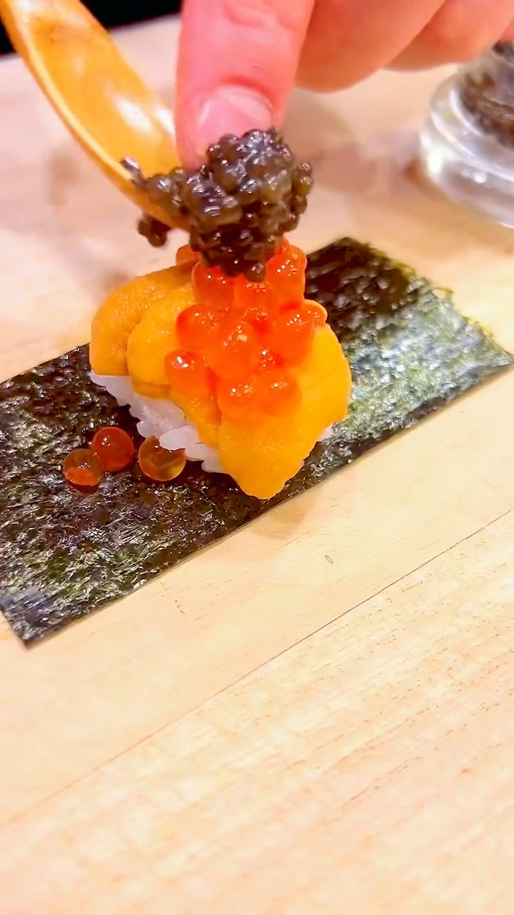 海胆鱼子手卷,你觉得一天的工资可以吃几个!