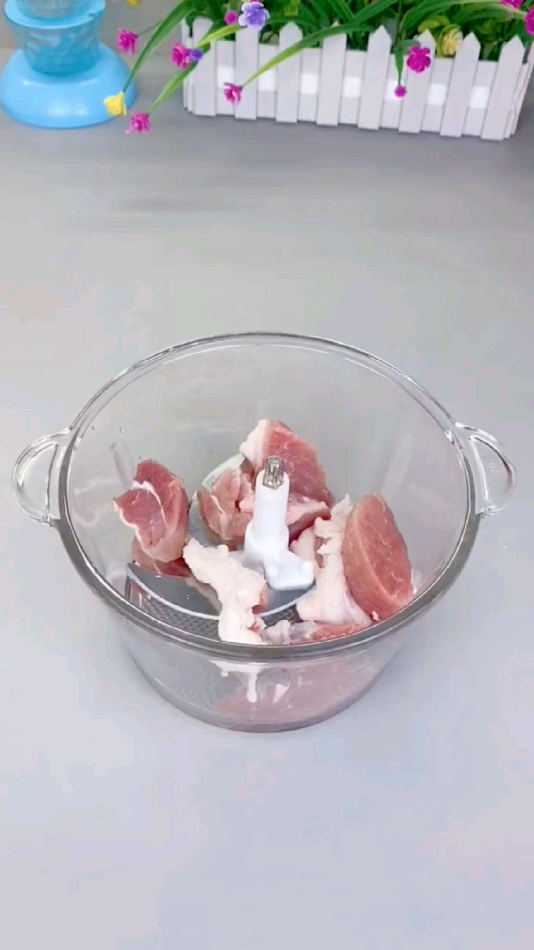 #生活必备好物#包饺子就不要手动剁肉馅啦,这个绞肉机特别方便,按两下开关就好了