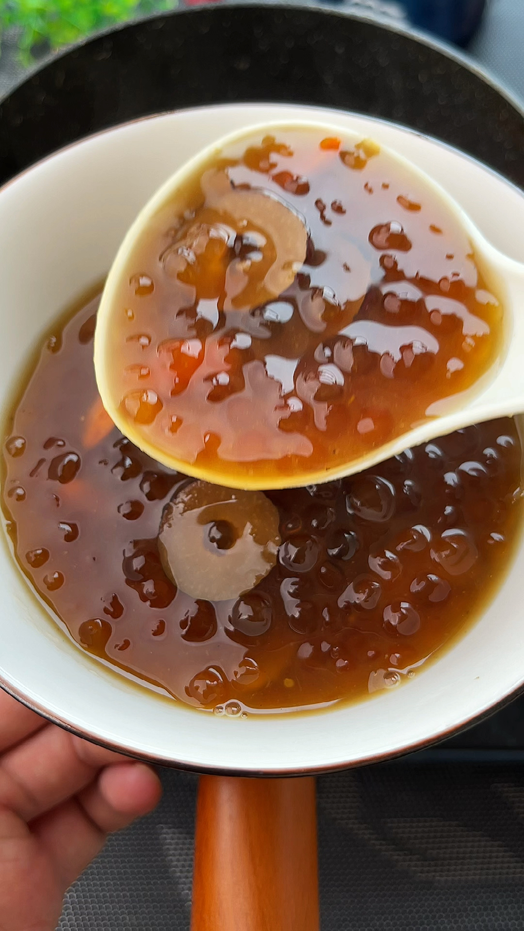 女孩子那几天别总让她喝热水,做个红糖姜枣西米露给她喝,暖心又暖胃