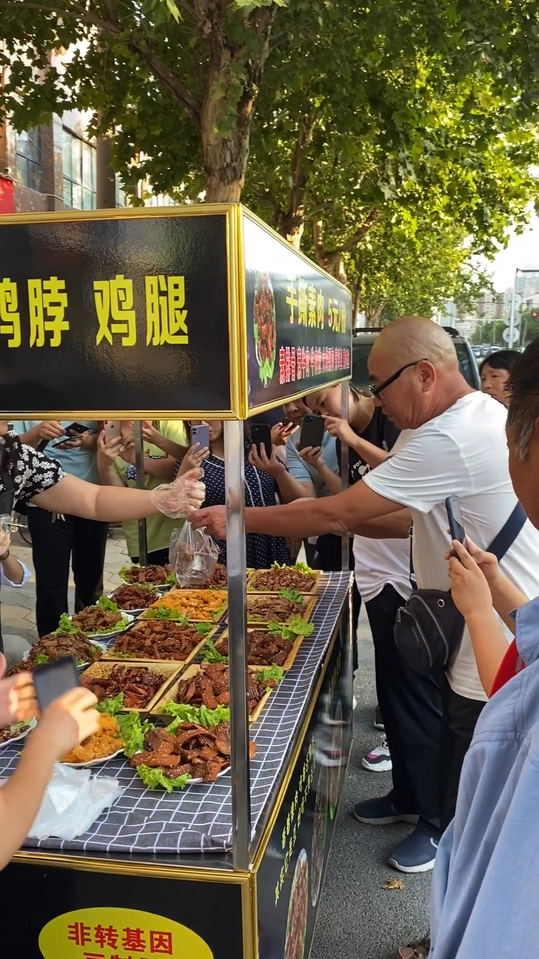 手撕素肉5块一份,出摊就排队,2小时卖500份!