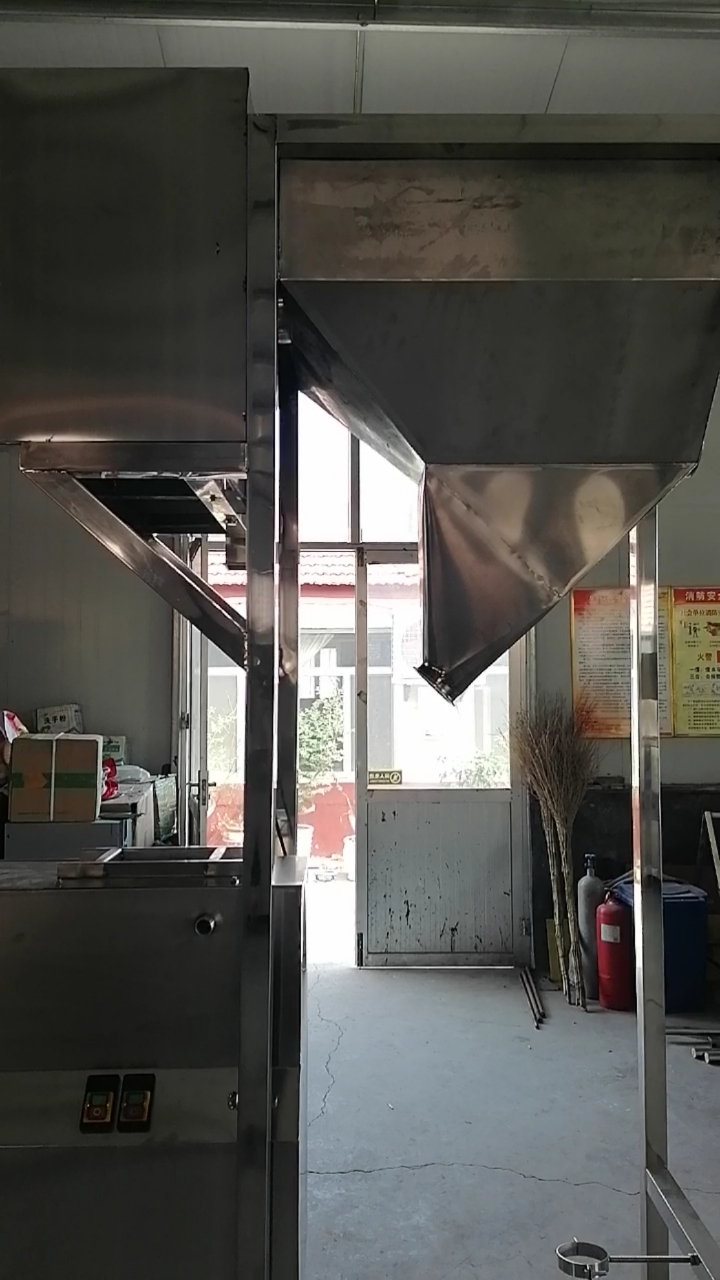 大型炒货设备厂家生产的可以炒制多种原材料的自动化炒制流水线正在试机运转中