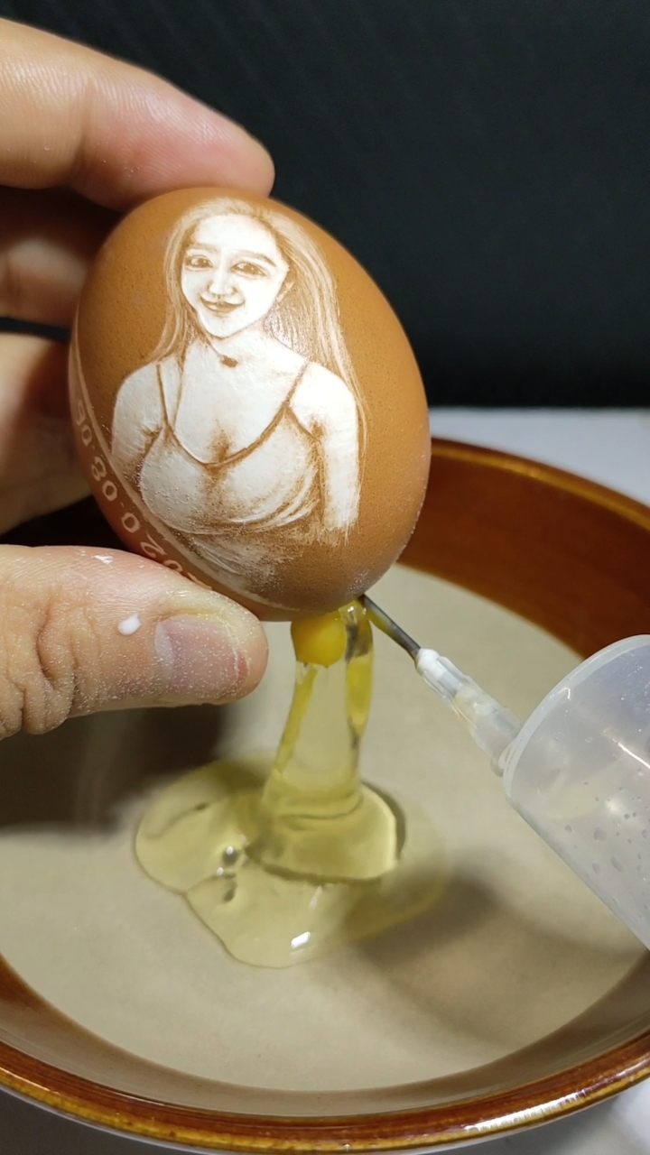 #手工制作#鸡蛋壳上雕刻小我30岁的女仆友