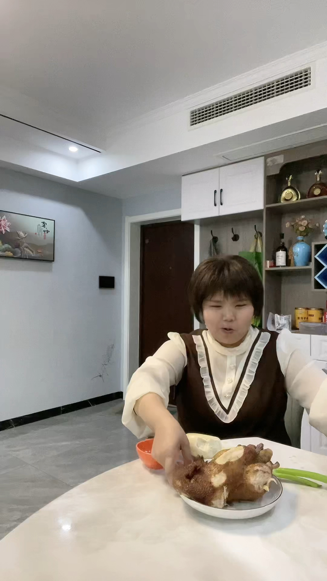 可怜老婆在家吃咸菜
