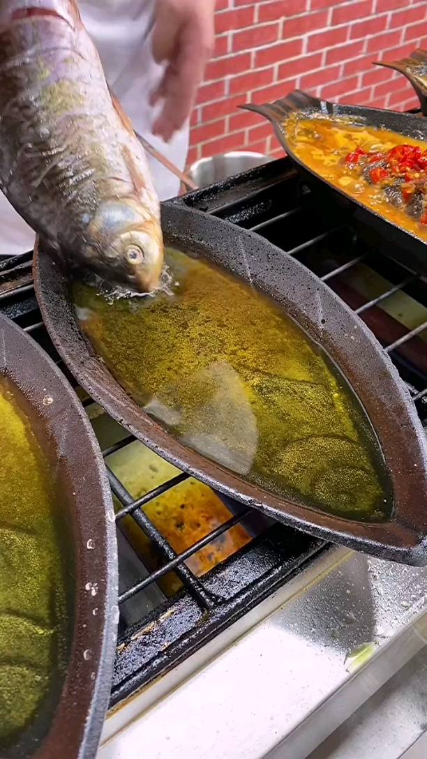 #铁板烤鱼#看看这家铁板鲫鱼太有食欲了，口味霸道！