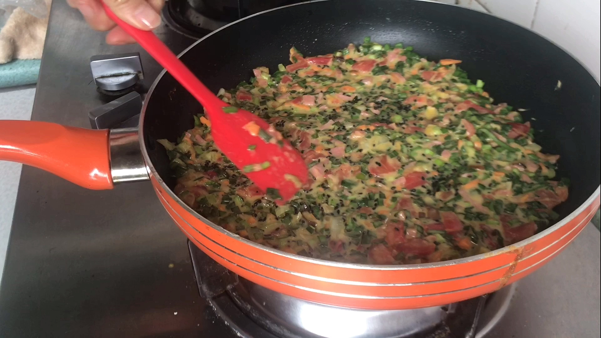 减脂饱腹营养的餐餐饼,第一次做韭菜西红柿鸡蛋饼,为了食物的营养还加了配菜。
