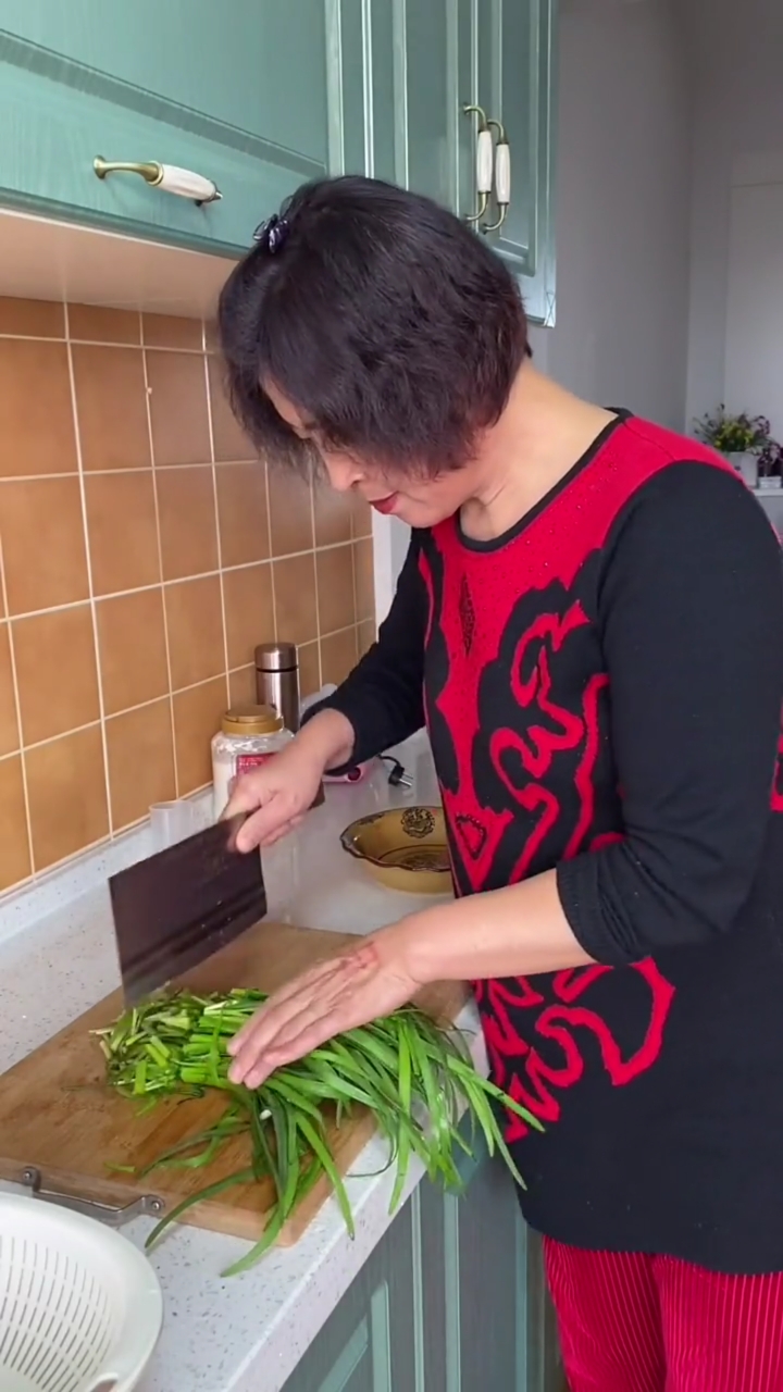 东北大姐到饭点了,豆皮炒鸡蛋,再拌个小菜,一个人的饭简单且随意,吃起来舒服