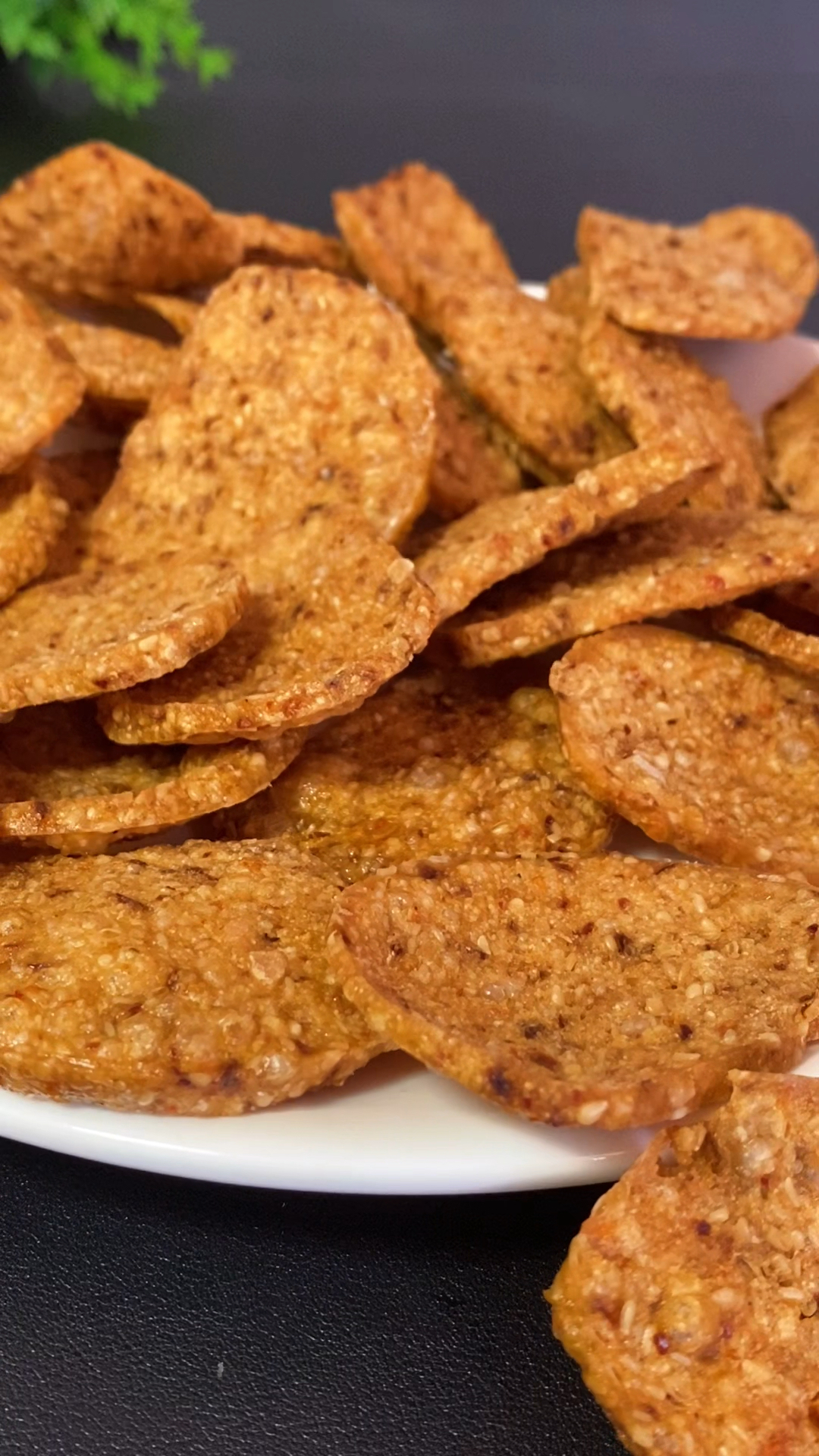 过滤完豆浆的豆渣不要再扔掉了,做成豆渣饼,比薯片还好吃!