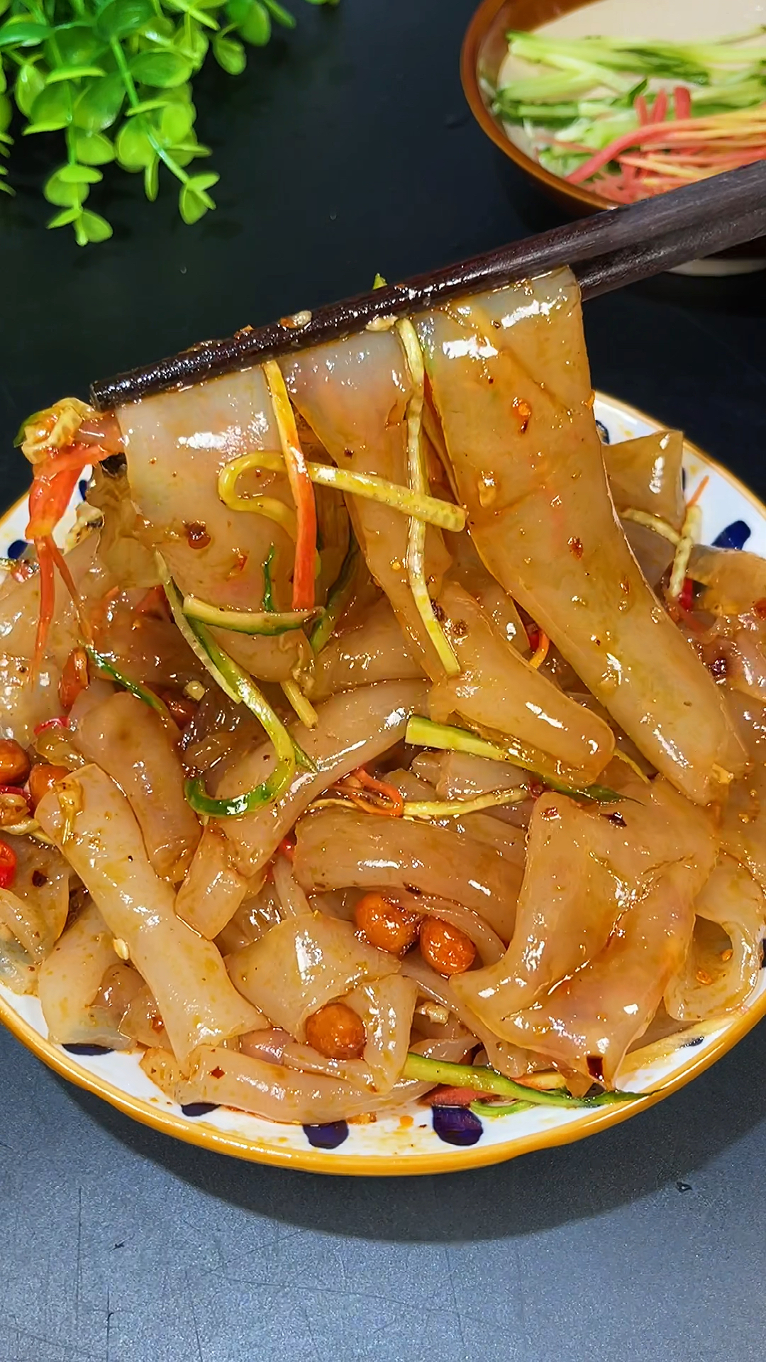 #美食#夏天的餐桌上必不可少的一道菜,应该就是东北大拉皮