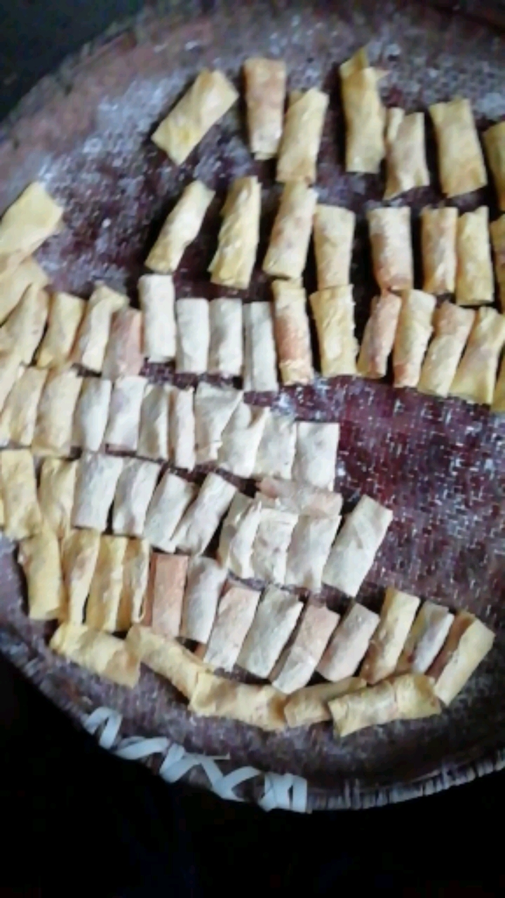 同样的制作,自家母鸡下的蛋(黄色)与商场买的蛋作出的颜色咋这么不一样?