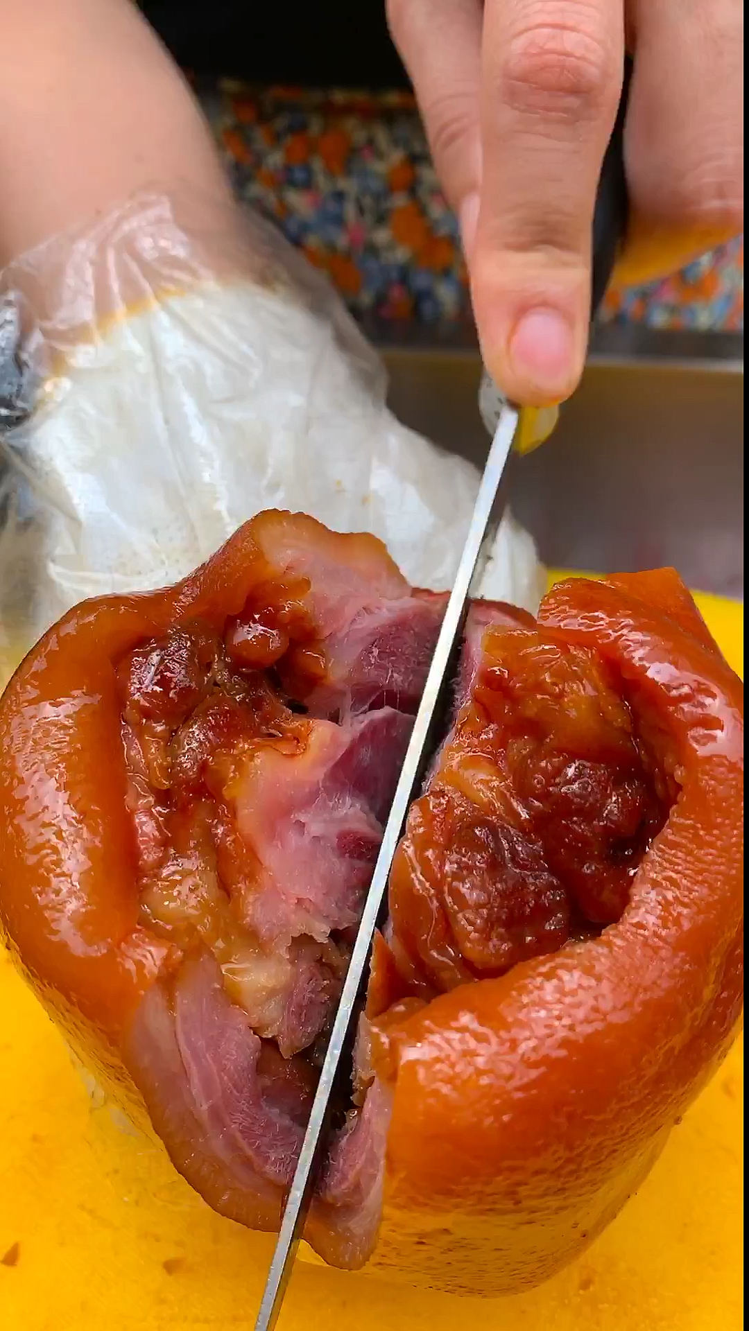 猪头肉拌料:老汤(稀释完的老汤)醋,生抽,鸡精,糖,香油,辣椒红油,炸的花生米碎