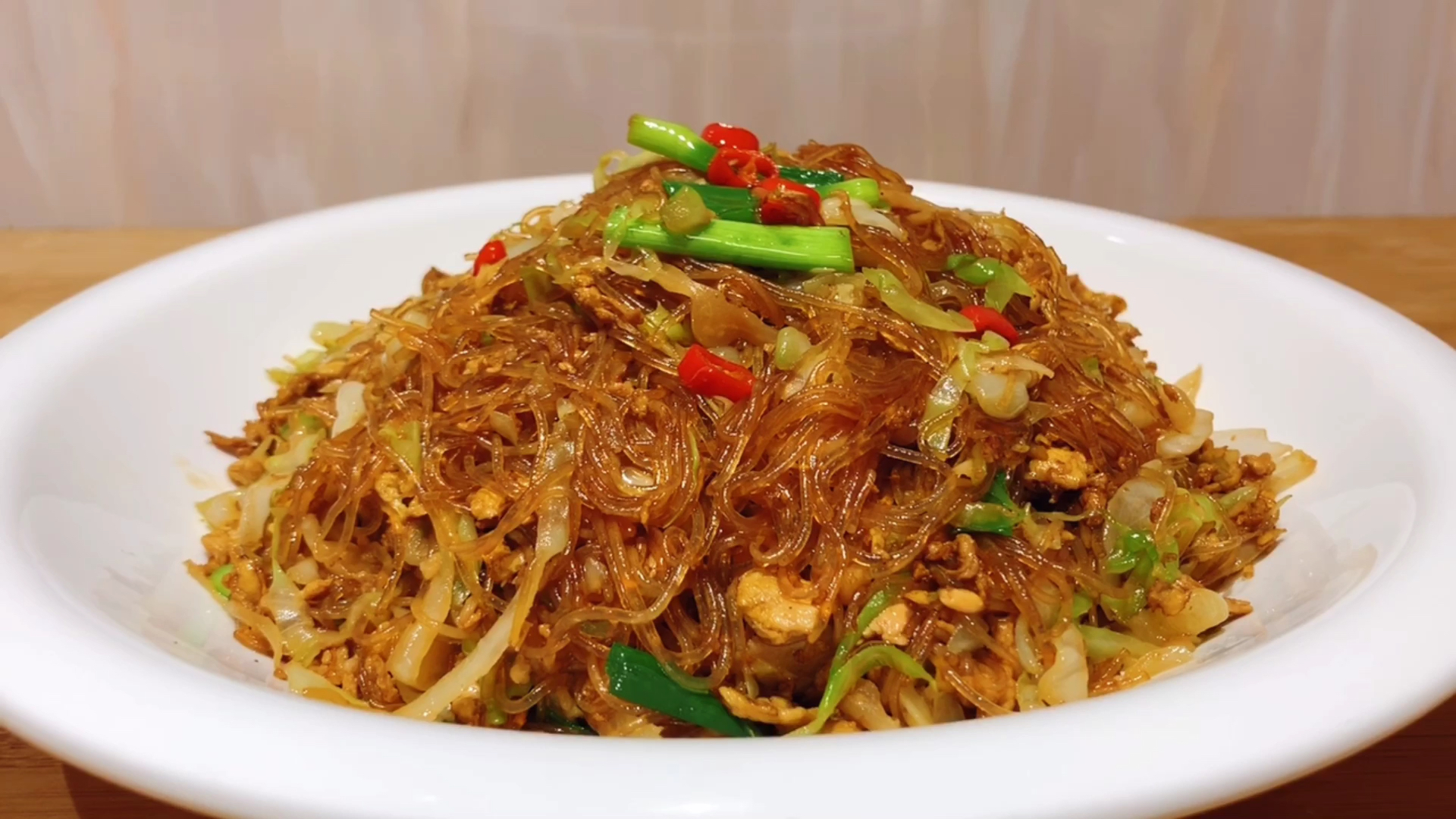 #在家做个拿手菜#原来饭店的包菜炒粉丝是这样做，难怪以前总是粘锅，技巧全在这里