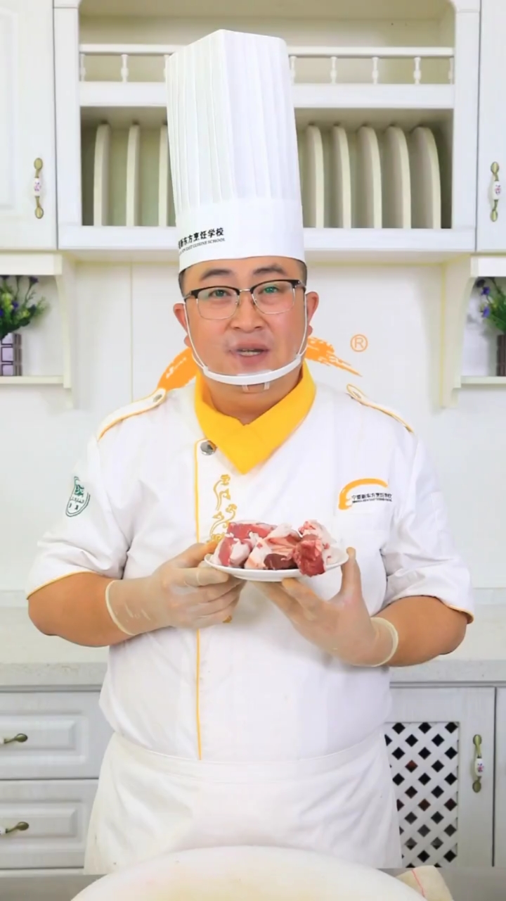 萌大厨教大家做美味的羊肉小炒。