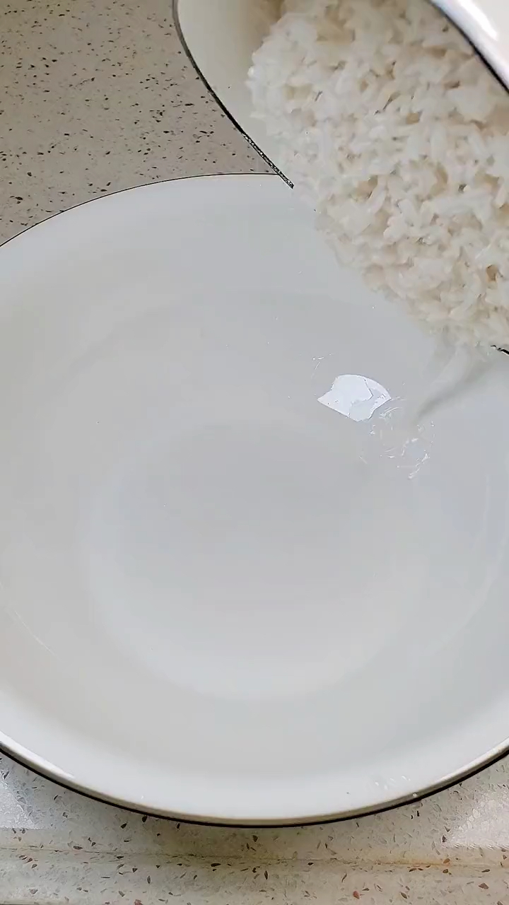 只要你家有大米,就可以做松软香甜的大米发糕。好吃不上火