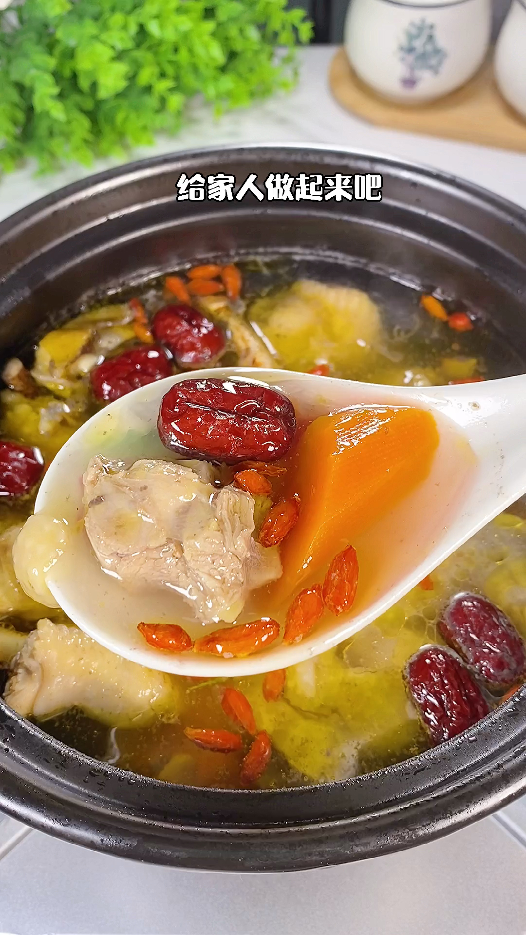 潮湿的天气最适合这款五指毛桃茯苓汤汤,赶快给家人安排起来吧。