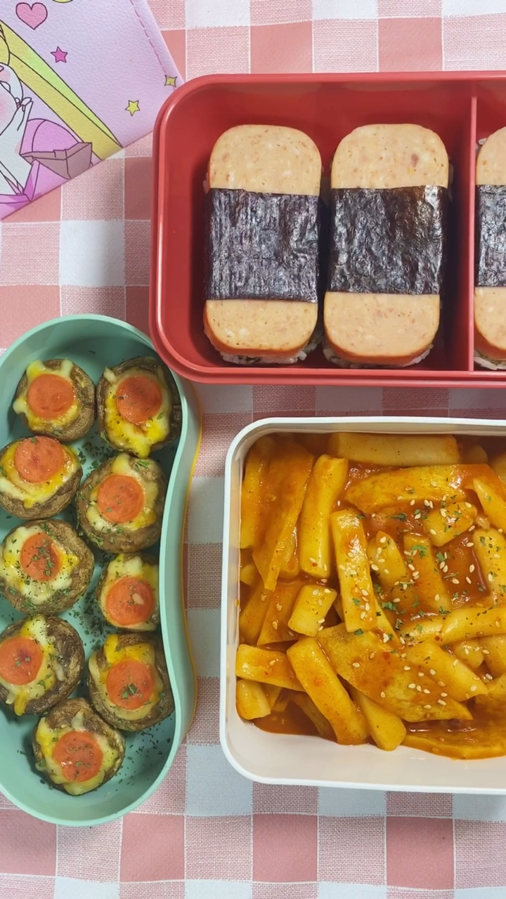 #晒晒我的春节美食#今日份便当：午餐肉饭团芝士焗口蘑辣炒年糕！