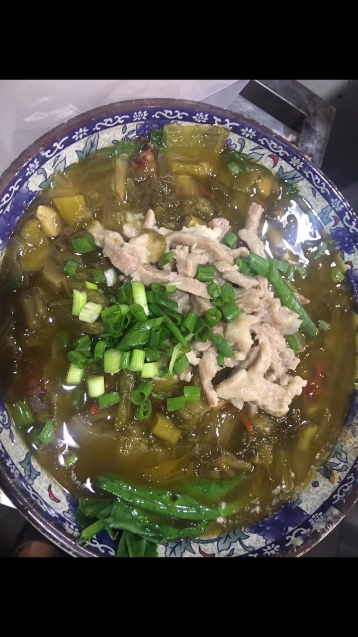 传统的老坛酸菜肉丝米线!汤都是老母鸡熬的