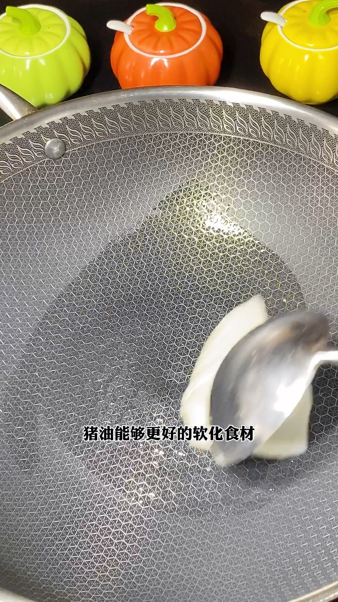 洋葱炒蛋到底是先炒洋葱还是先炒蛋,怎么切洋葱才不辣眼