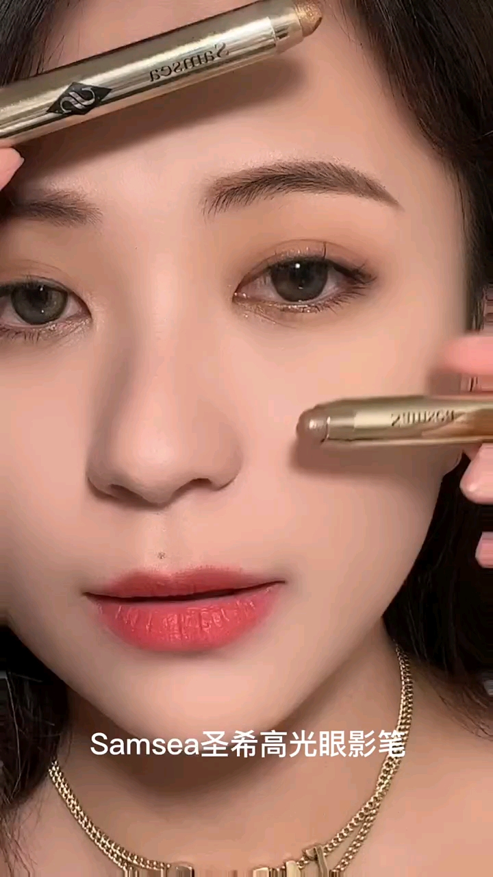#化妆前化妆后#奶茶棕颜色自然百搭。