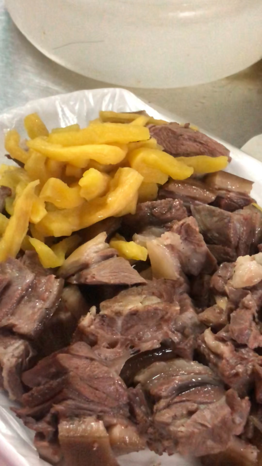 湛江白切狗肉香味美,皮脆肉滑,肉质紧实,吃起来有嚼劲,太好吃了