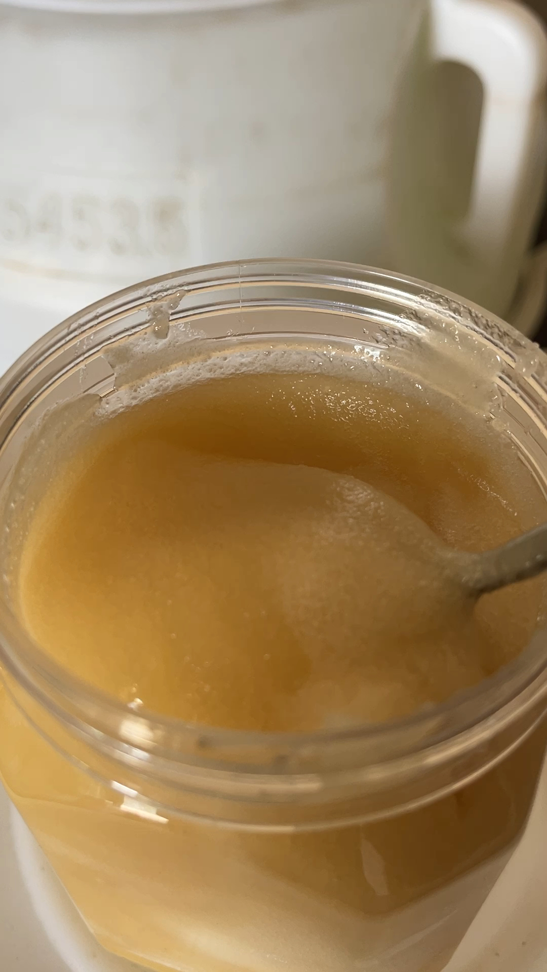 结晶的鸭脚木冬蜜
