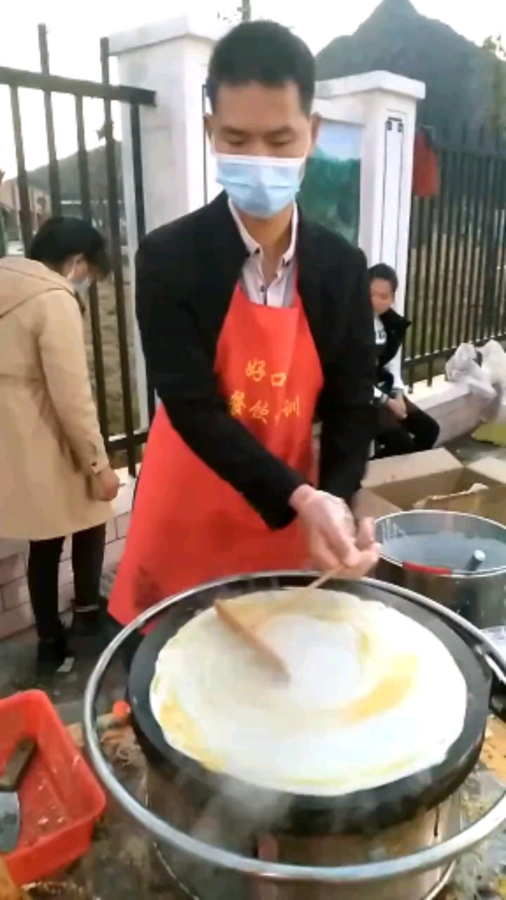 #2021我的心愿#摆摊卖杂粮煎饼，风景区煎饼卖10一个，成本约2元，一天忙个不停。