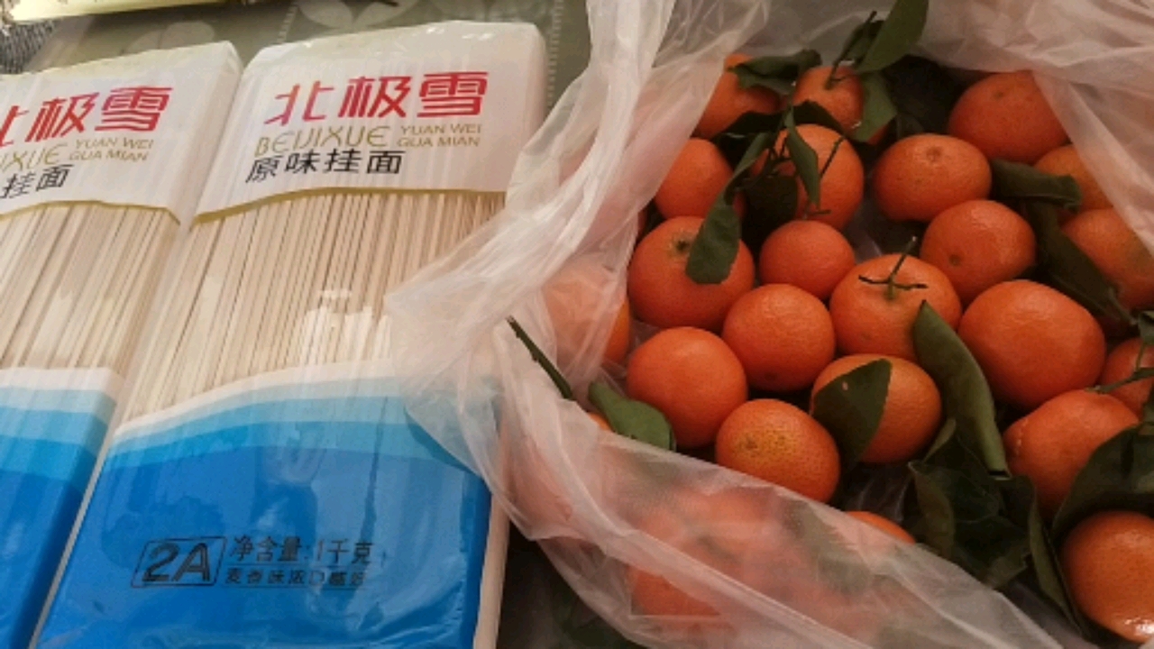 #音为有你#我吃鸡蛋挂面,冬天小桔子冻得不好吃呀