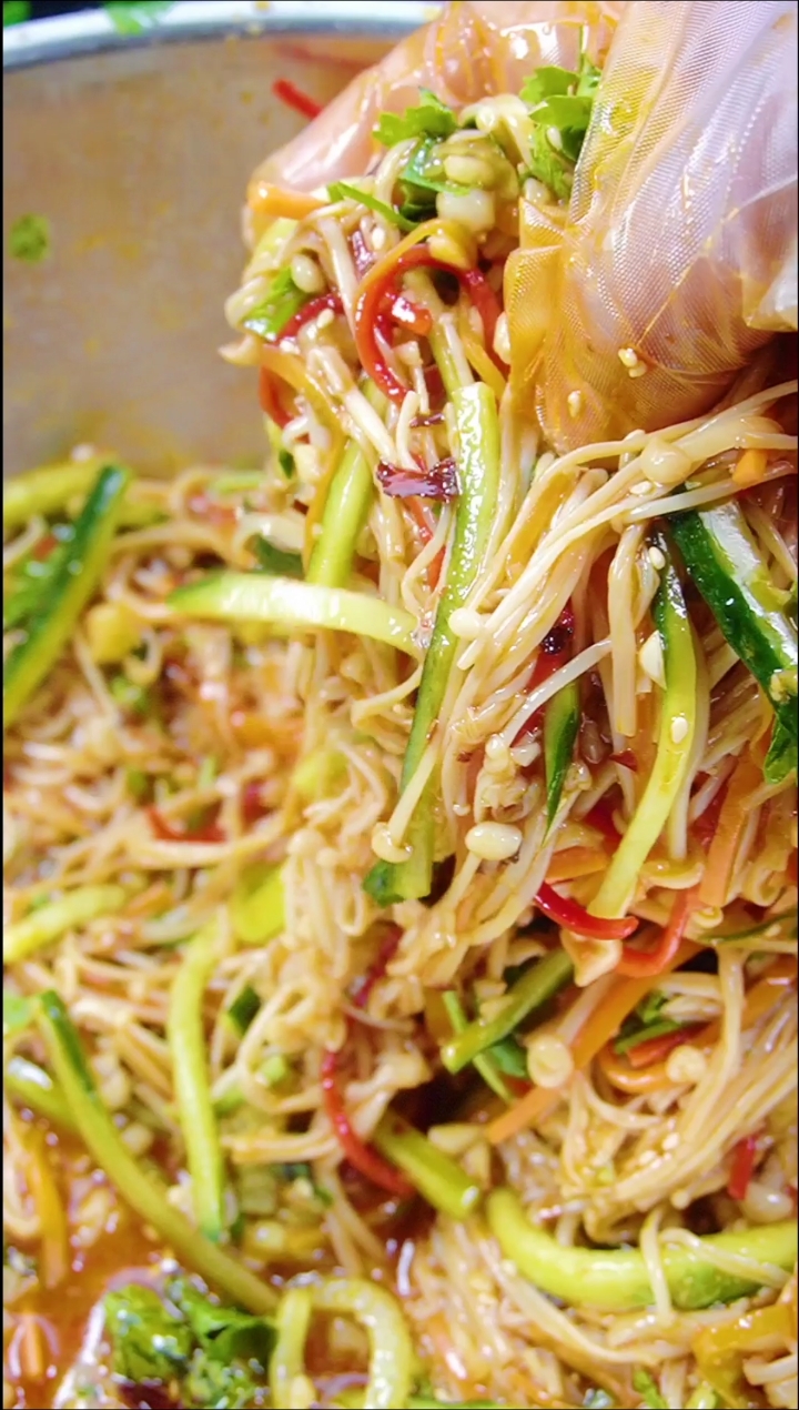 #家乡特色美食#凉拌金针菇