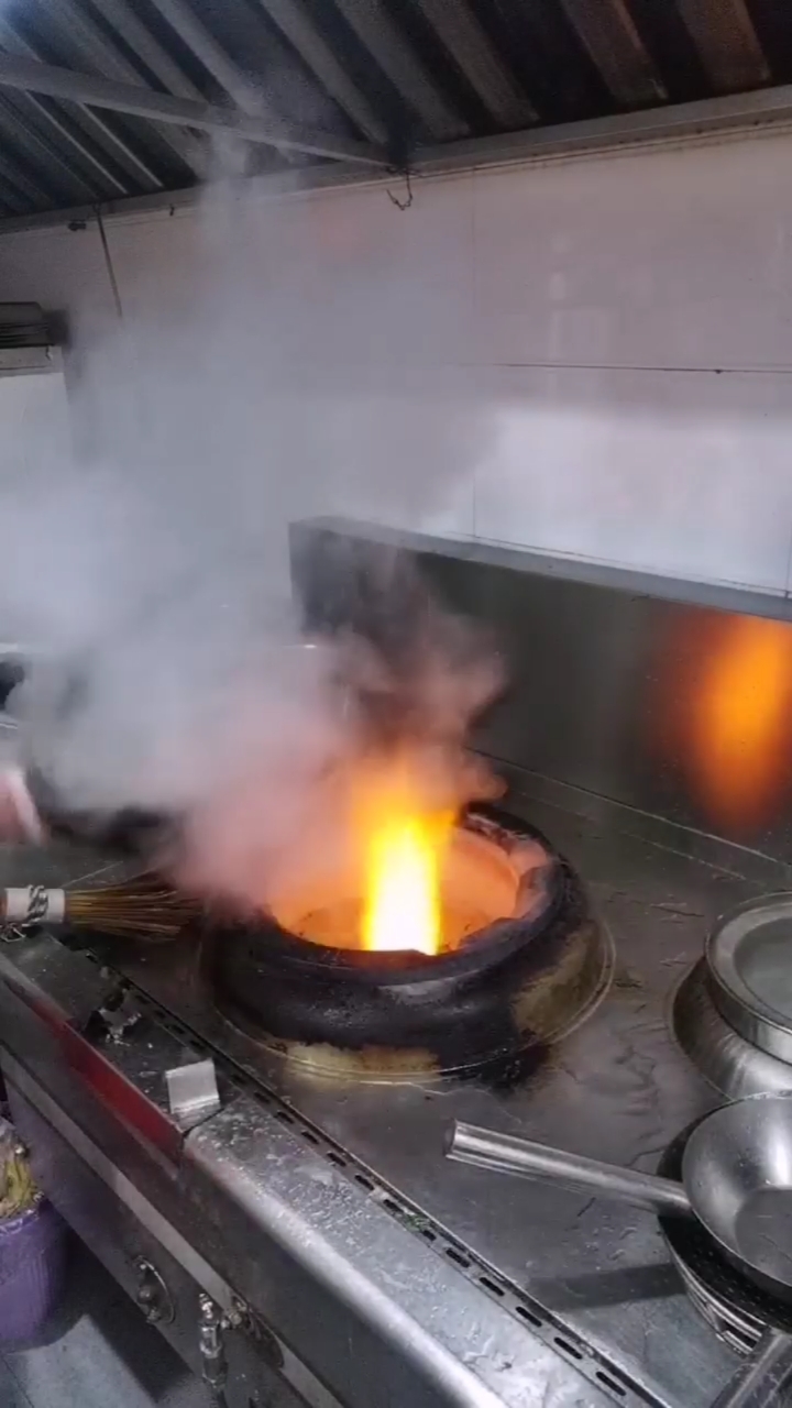 #实拍饭店厨师炒菜#