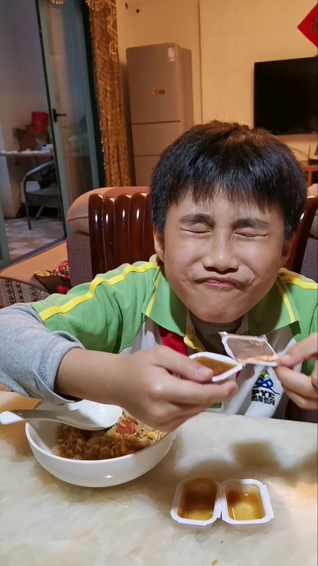 #这是高手#蛋炒饭配甜酸酱,还造出了个表情弟
