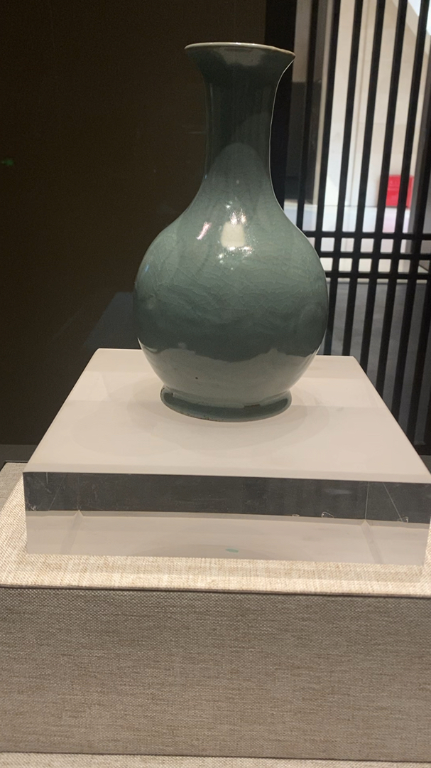 河南博物院汝窑天蓝釉刻花鹅颈瓶