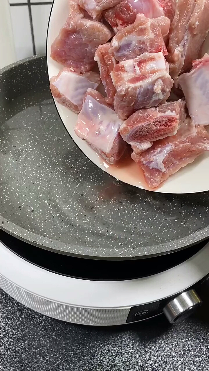 几个月没吃过排骨了,今天安排个玉米胡萝卜山药排骨汤,一锅不够喝。