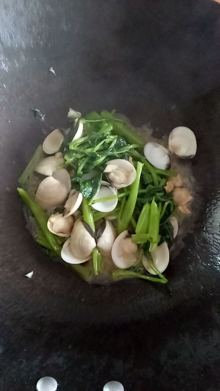 #音为有你#通心菜炒白螺:先用玉米油,姜粒和蒜末起锅,在放白螺爆炒,最后放通心菜翻炒