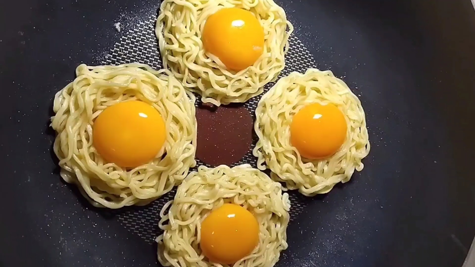 #异乡的春节#鸟巢鸡蛋饼，一个鸡蛋就可以做出美味又营养的早餐