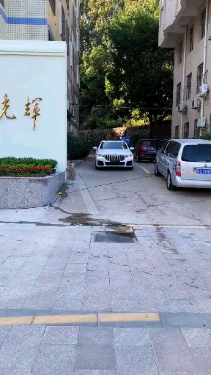 宝马7系这个渐变色也太好看了,最近好流行!