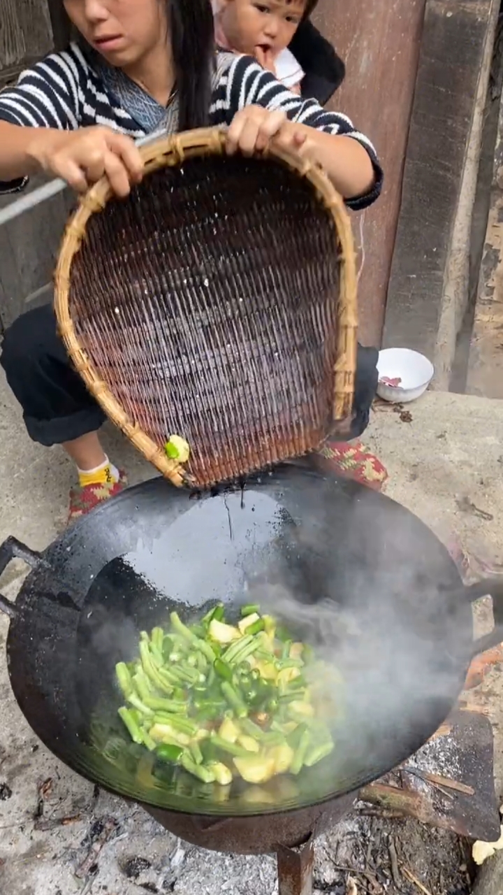 今天给大家做一道贵州特色腊肉盖饭,估计城里人没吃过
