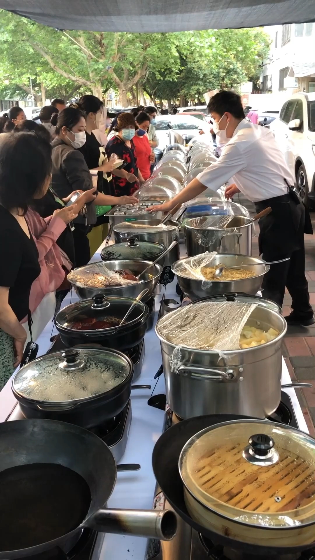 #郑州#张福记也开始摆摊卖菜了,菜品很丰富,顾客也很多!