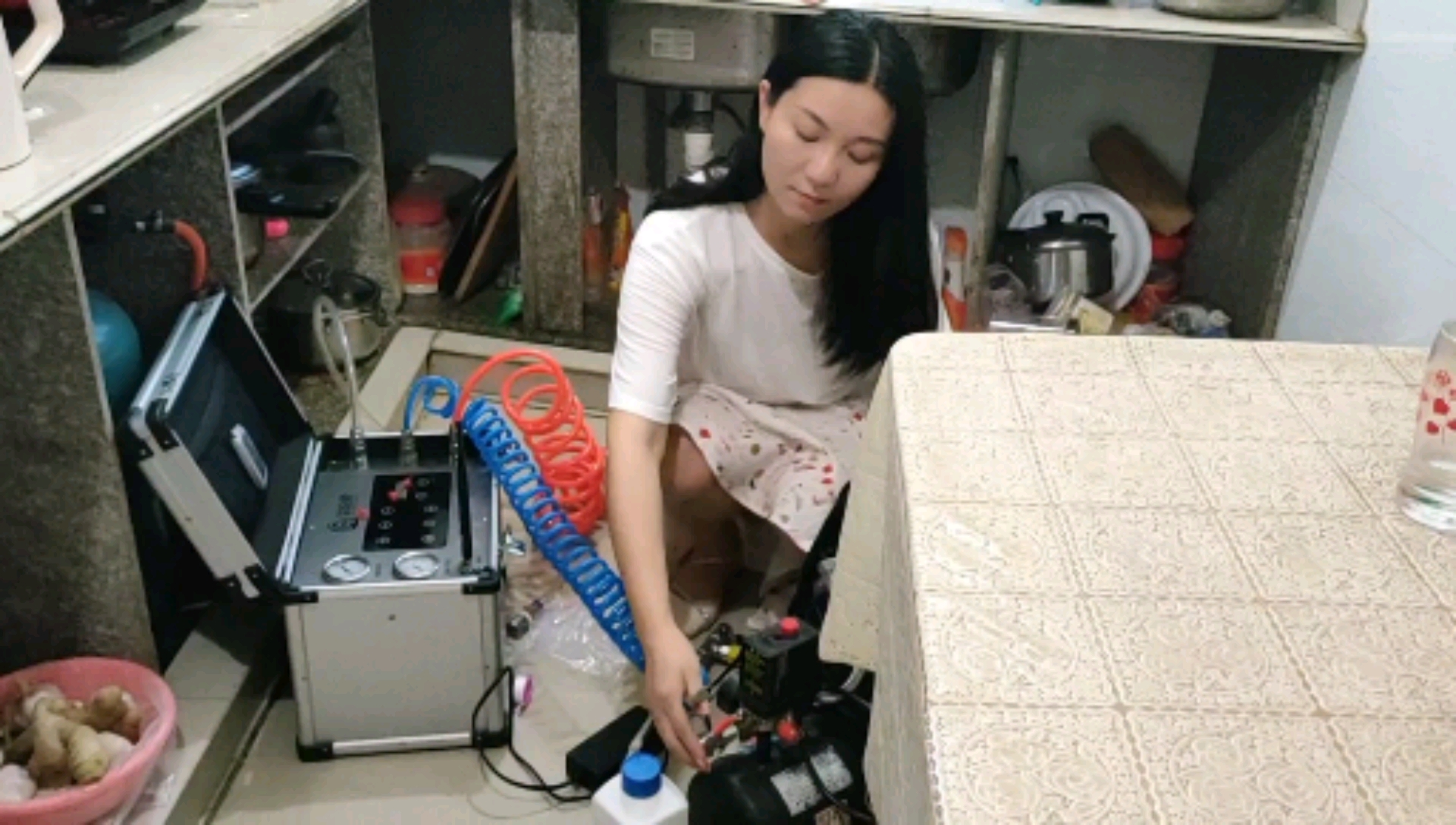 做过服务员,进过工厂,开过奶茶店,现在在做清洗服务,虽然累点每天能挣1000+