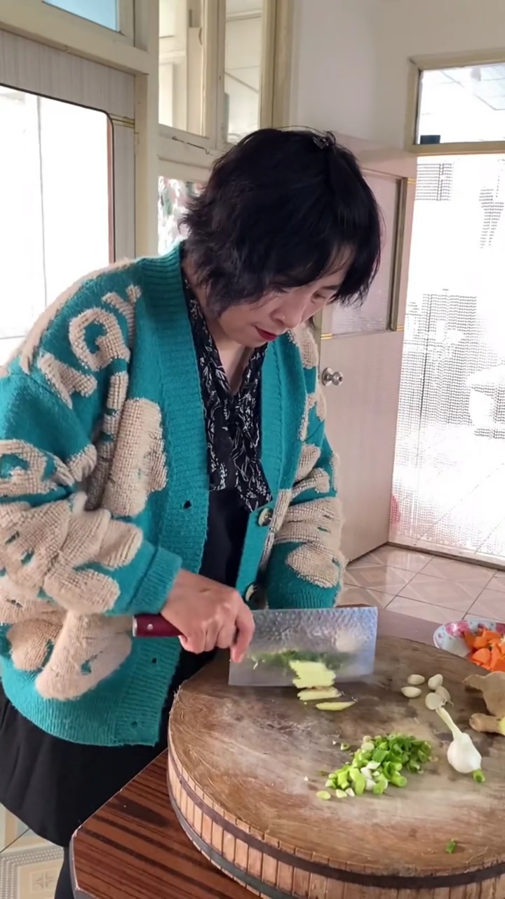 东北大姐到饭点了,今个改善伙食,做了水煮肉片,炒了鸡蛋木耳,这顿可把老公吃得劲了