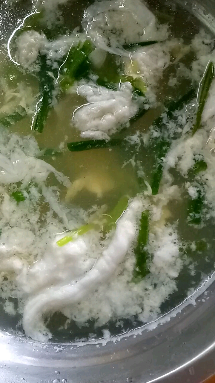 #美食#葱花鸡蛋汤,放了点虾皮。不管男人还是女人,都要会做饭,总点外卖不行的