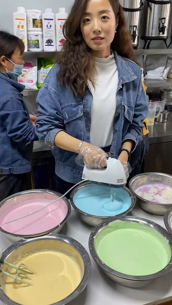 美女辞职摆摊卖七彩冰激凌第22天出摊就是排队