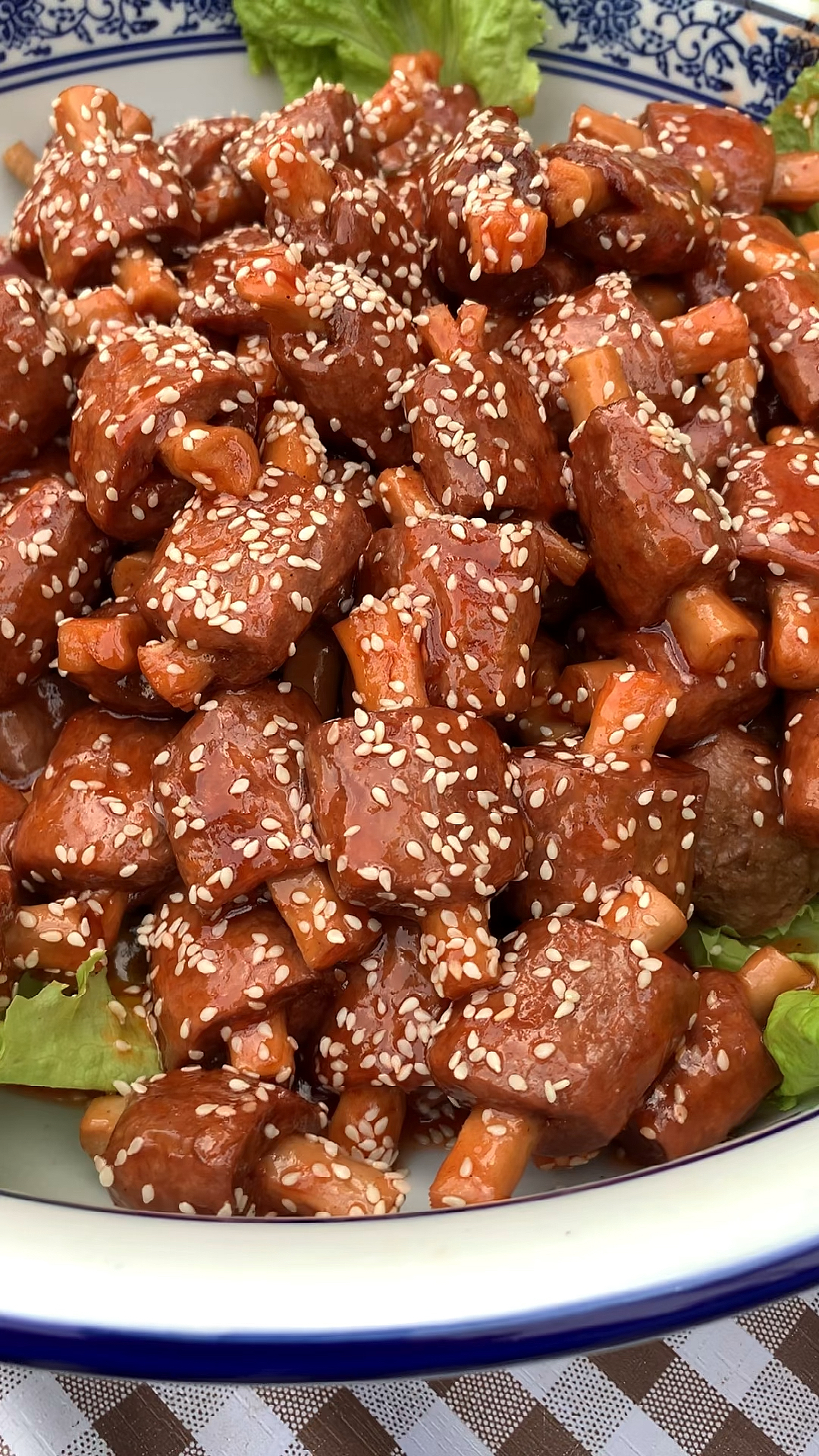 把豆制品做成肉一样的感觉,素排骨素牛肉,一出摊就被围观,俩小时不到就麦完收摊