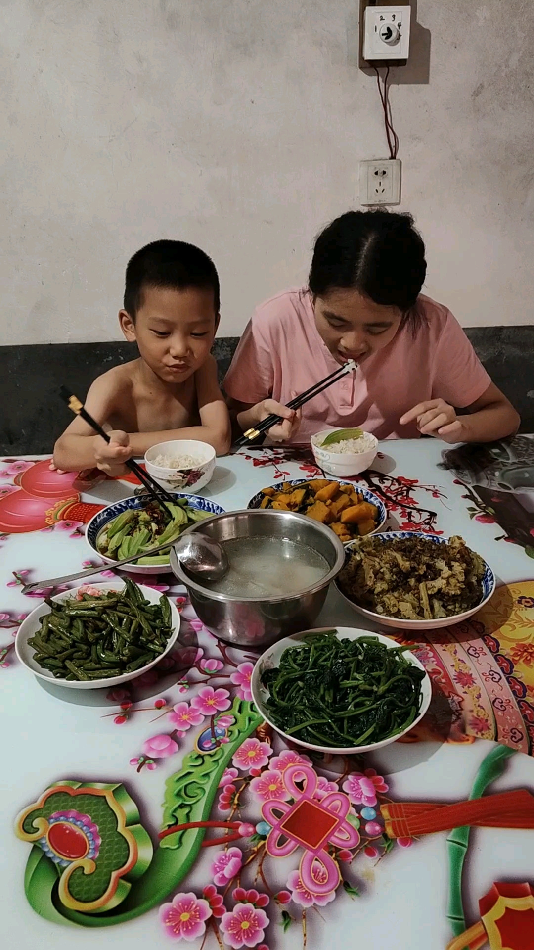 #美食看中国#今天午餐姐姐做了白灼秋葵,酸菜炒苦瓜,清炒地瓜叶,排骨冬瓜汤,姐姐越来越厉害