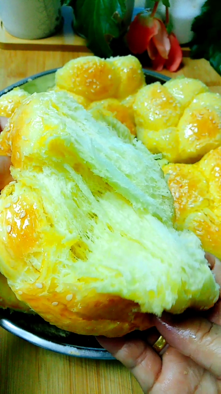 #美食#两个鸡蛋一碗面在家蒸老式面包,超级拉丝宣软好吃