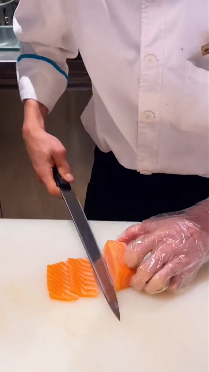 #爱美食爱生活#有没有和我一样爱吃三文鱼蘸芥末的?……