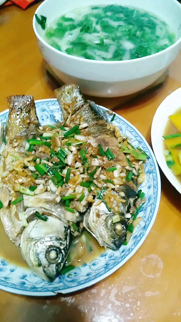 夏天吃清淡点好,今晚就做清蒸鱼,焖南瓜和水煮青菜汤。