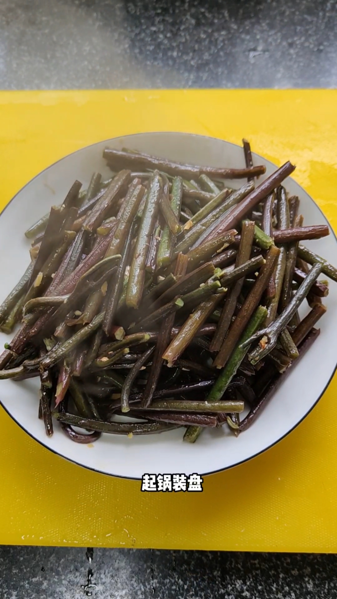 #自制美食#正月里都是大鱼大肉,来一份素炒蕨菜也不错哦。