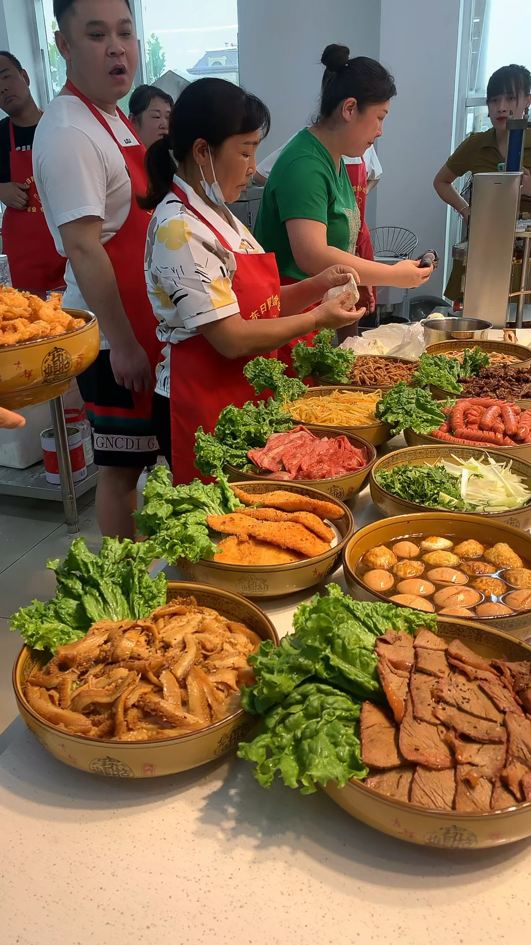 小吃街排队吃的卤肉卷饼,一份6圆,你们当地有吗