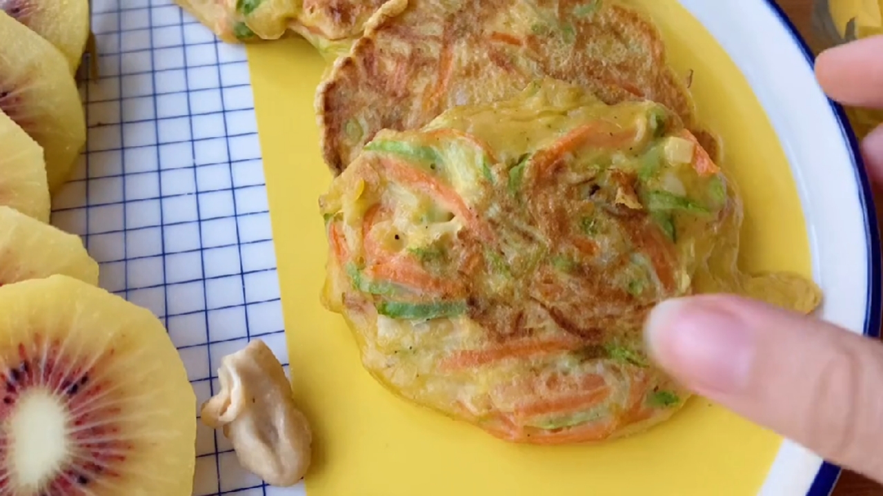 香软鲜甜的蔬菜饼,搭配细腻顺滑的南瓜糯米羹,热乎乎太好吃啦!减脂和不爱吃蔬菜的宝